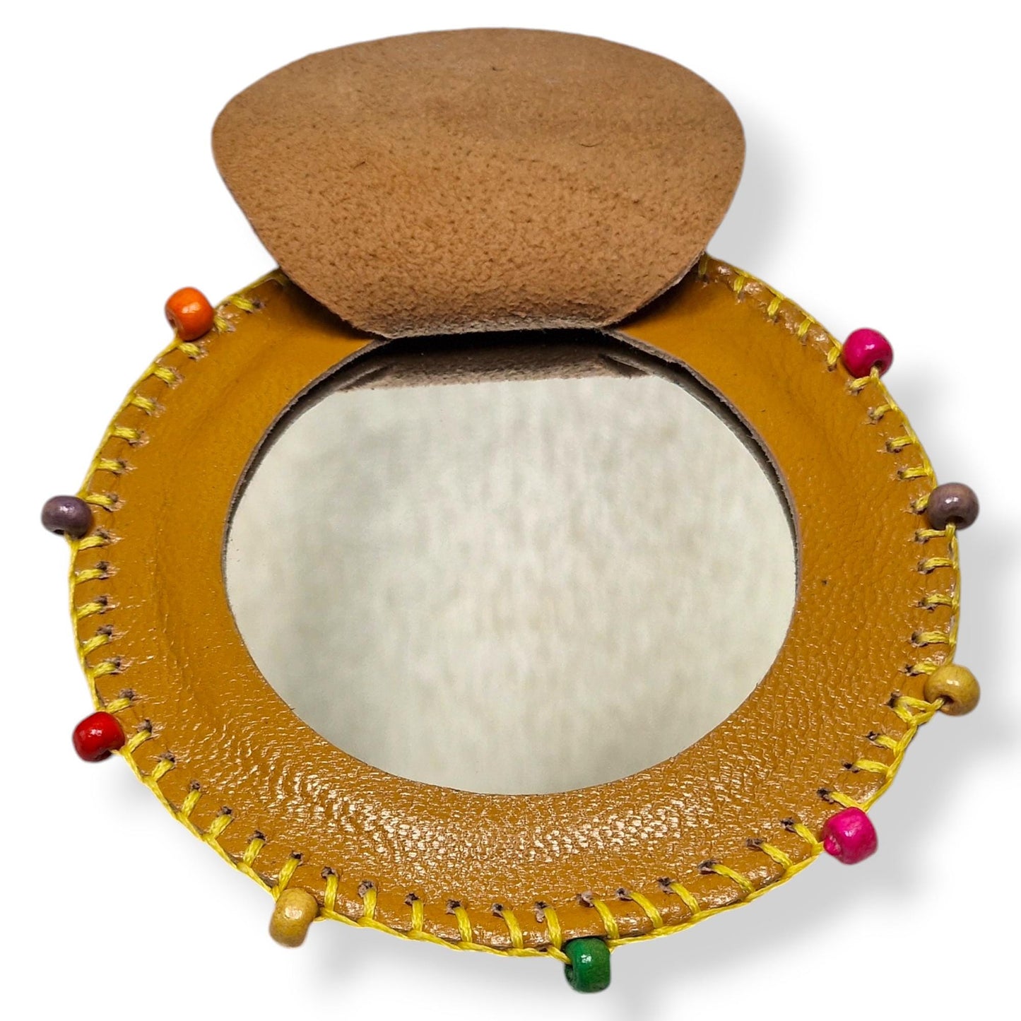 Espejo de cuero natural mostaza, con un diseño bordado a mano elaborado con lana e hilo vegetal mediante la técnica persa del "Pateh Doozi".
