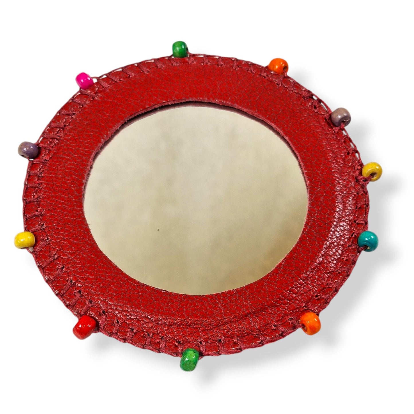 Espejo de cuero natural granate, con un diseño bordado a mano elaborado con lana e hilo vegetal mediante la técnica persa del "Pateh Doozi".