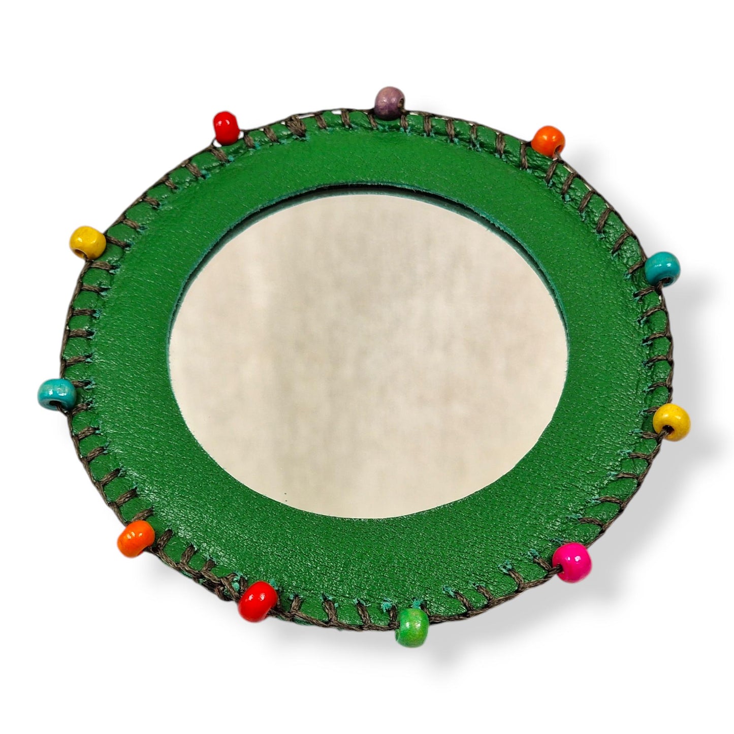 Espejo de cuero natural verde, con un diseño bordado a mano elaborado con lana e hilo vegetal mediante la técnica persa del "Pateh Doozi".