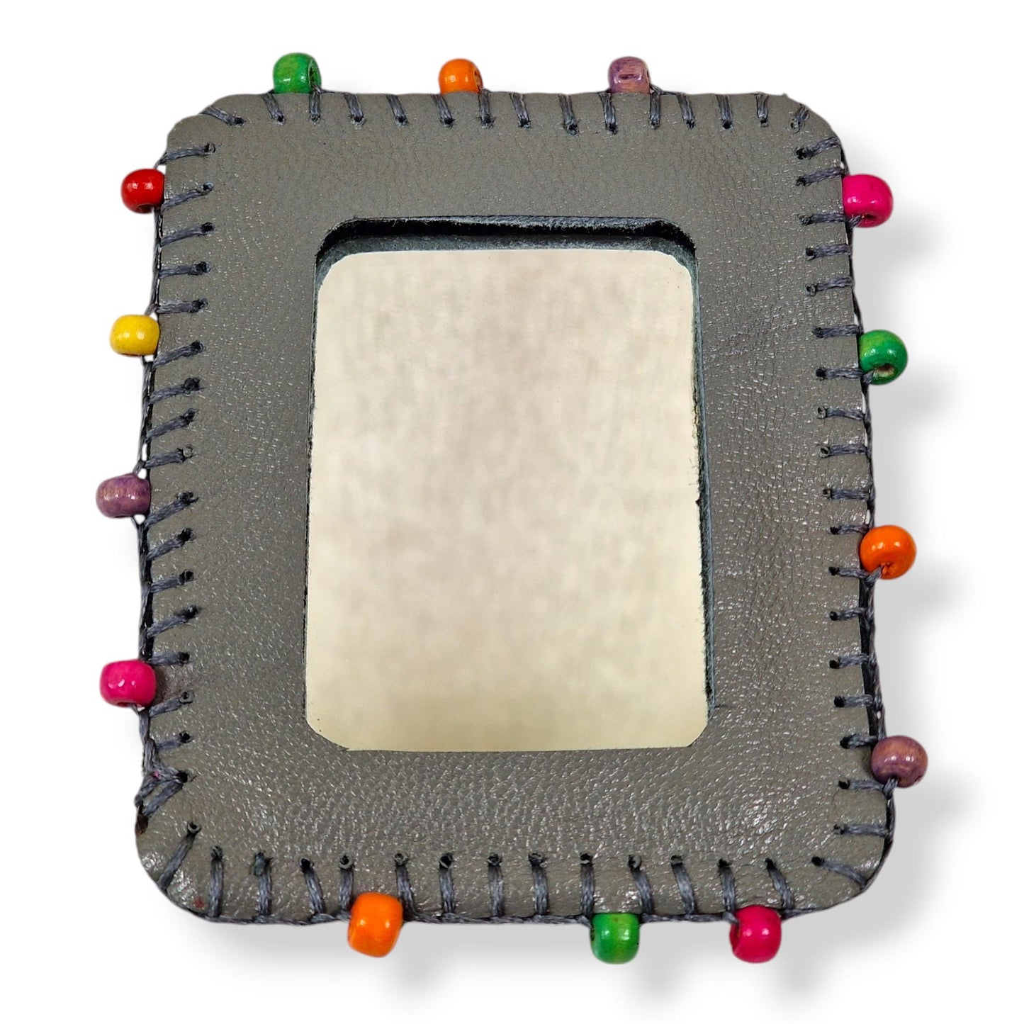 Espejo de cuero natural gris, con un diseño bordado a mano elaborado con lana e hilo vegetal mediante la técnica persa del "Pateh Doozi".