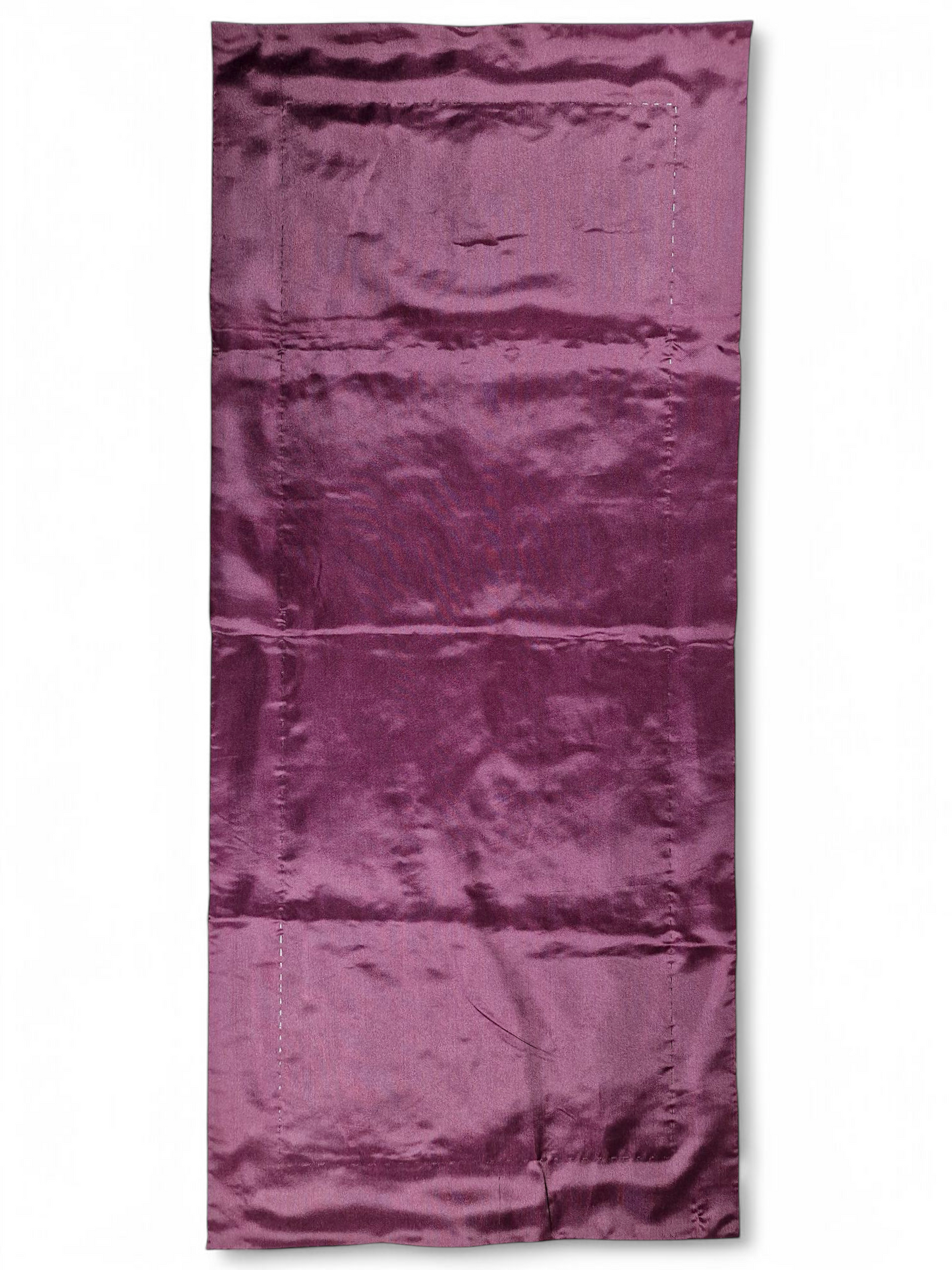 Camino de mesa artesanal elaborado por una joven artista de Kashmar (noreste de Irán), con un diseño inspirado en las ventanas orosí de las casas tradicionales persas.