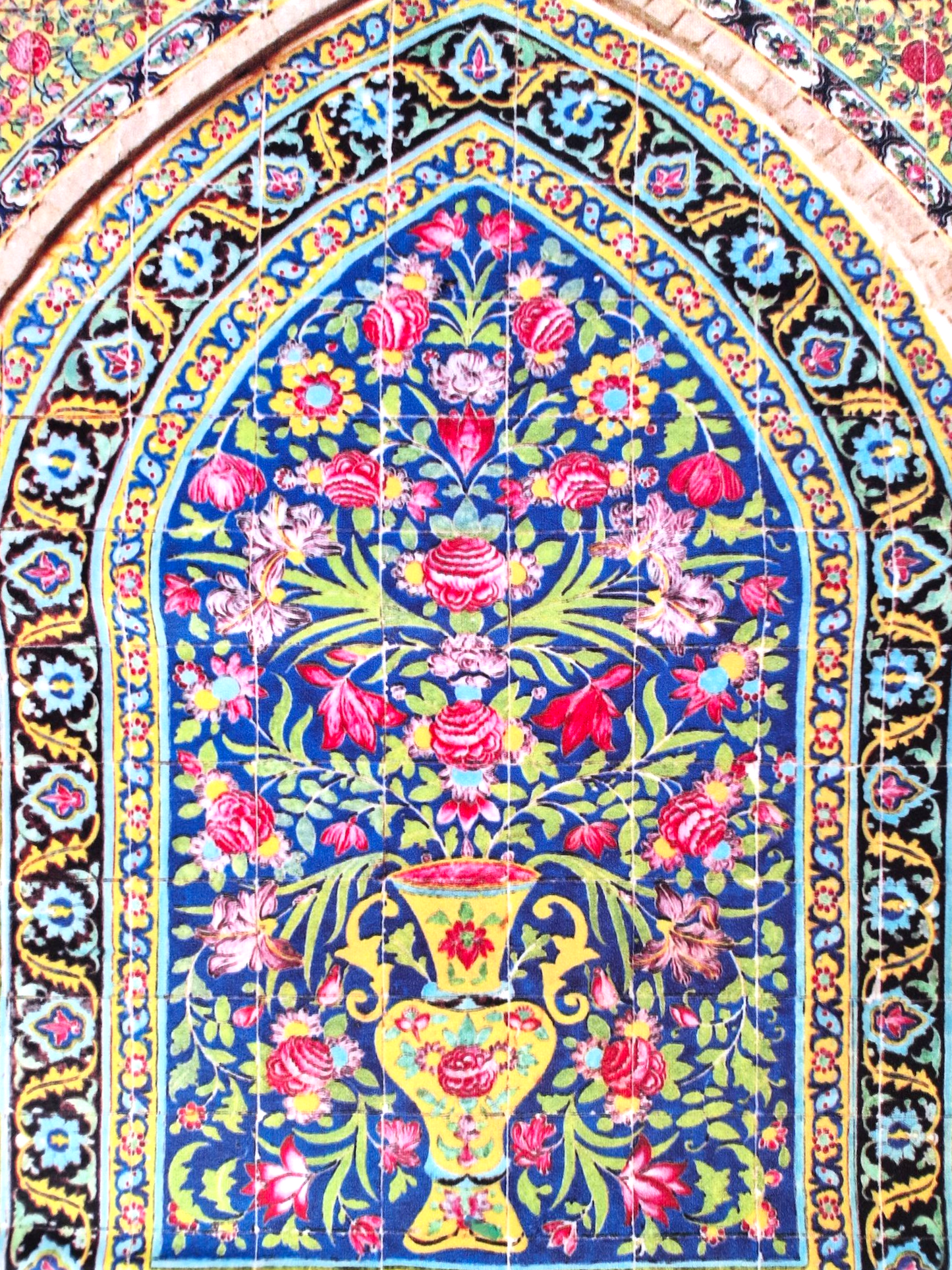 Funda de cojín inspirada en uno de los paneles de azulejos persas que decoran el muro de entrada de la mezquita Agha Bozorg en Kashan.