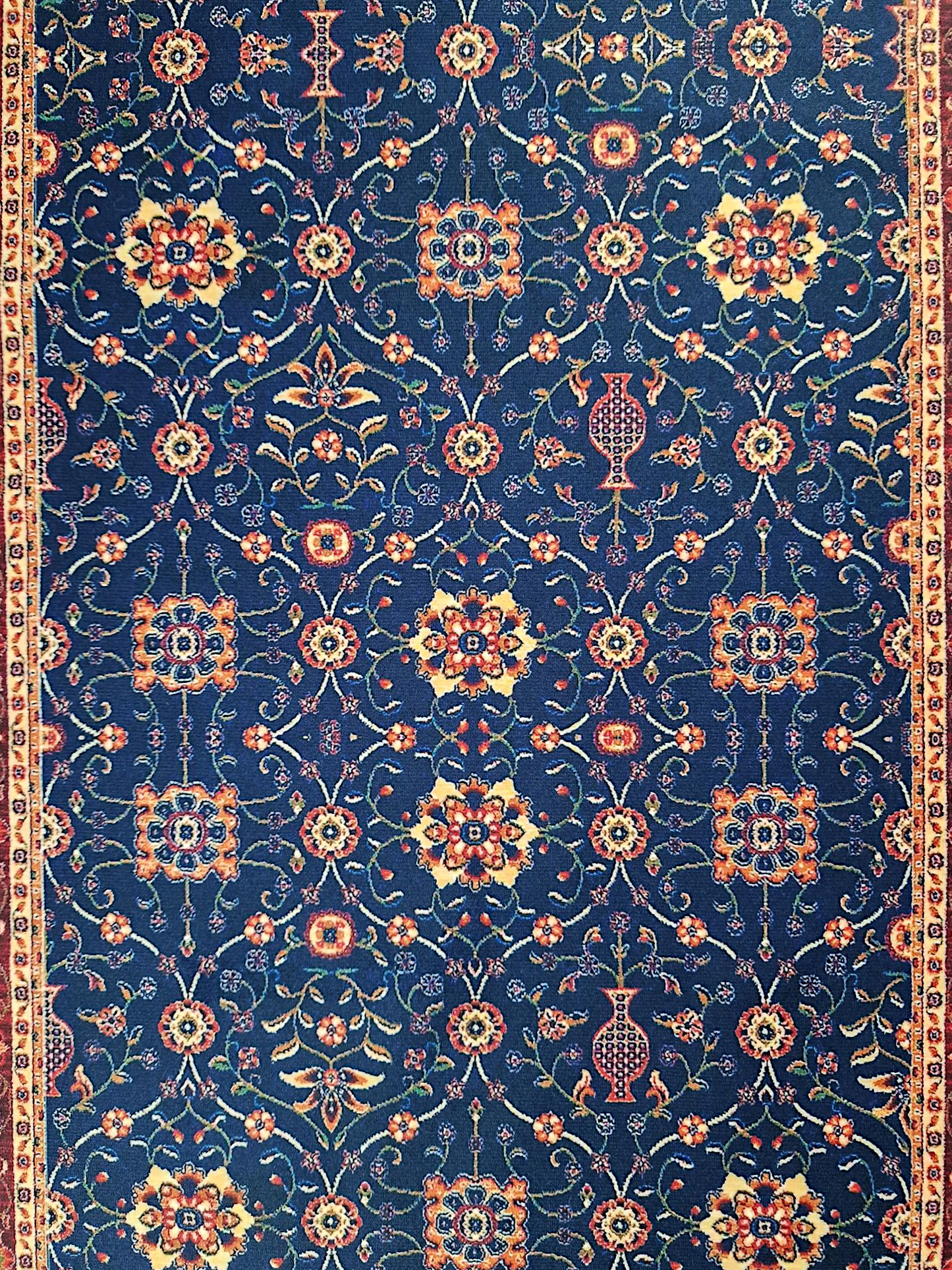 Camino de mesa inspirado en un diseño tradicional de alfombra persa estilo Isfahán en tono azul oscuro con reborde rojizo.