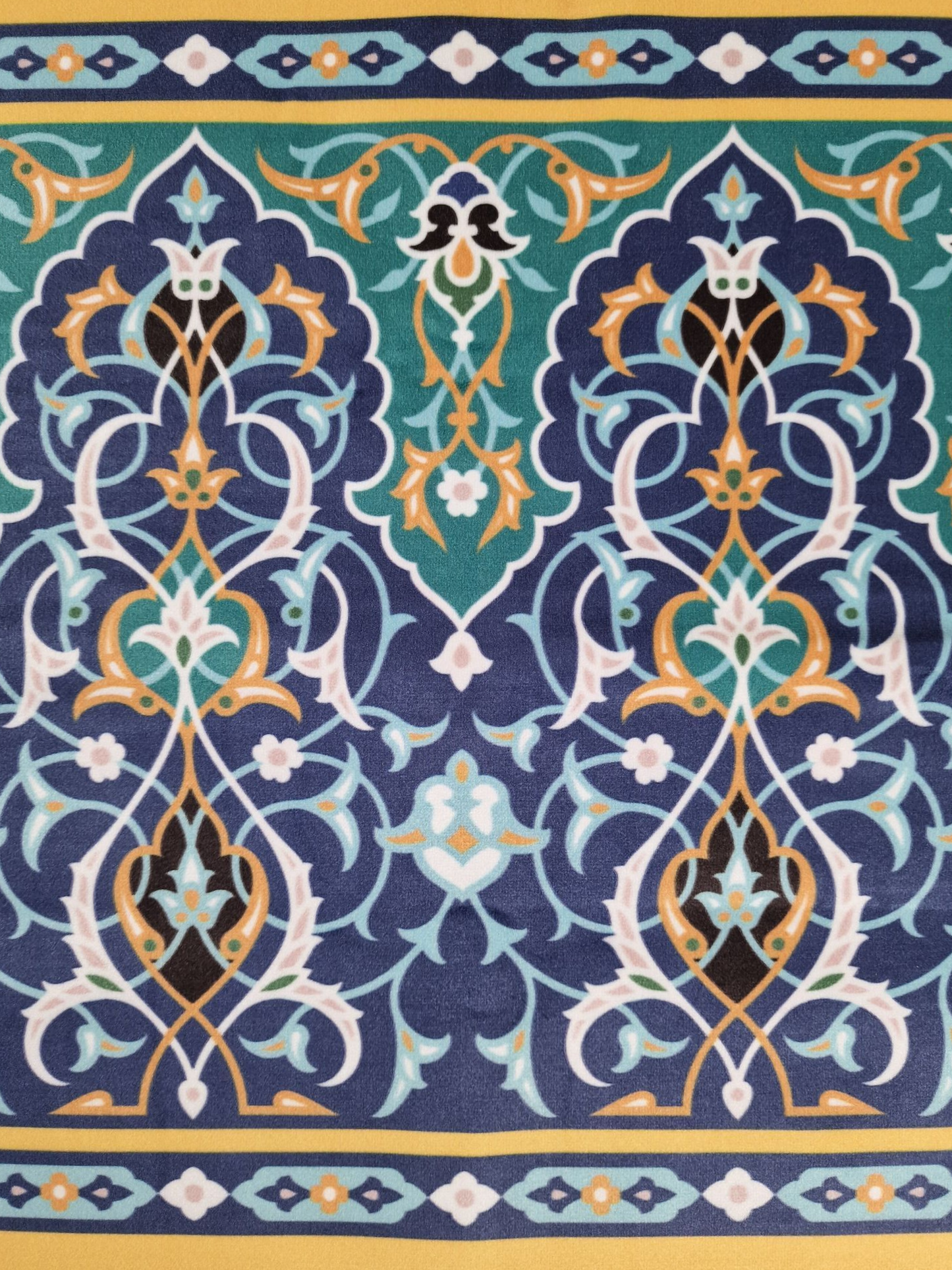 Funda de cojín inspirada en uno de los paneles de azulejos florales y de diseño Islimi, que decoran los muros de la Gran Mezquita de Yazd.
