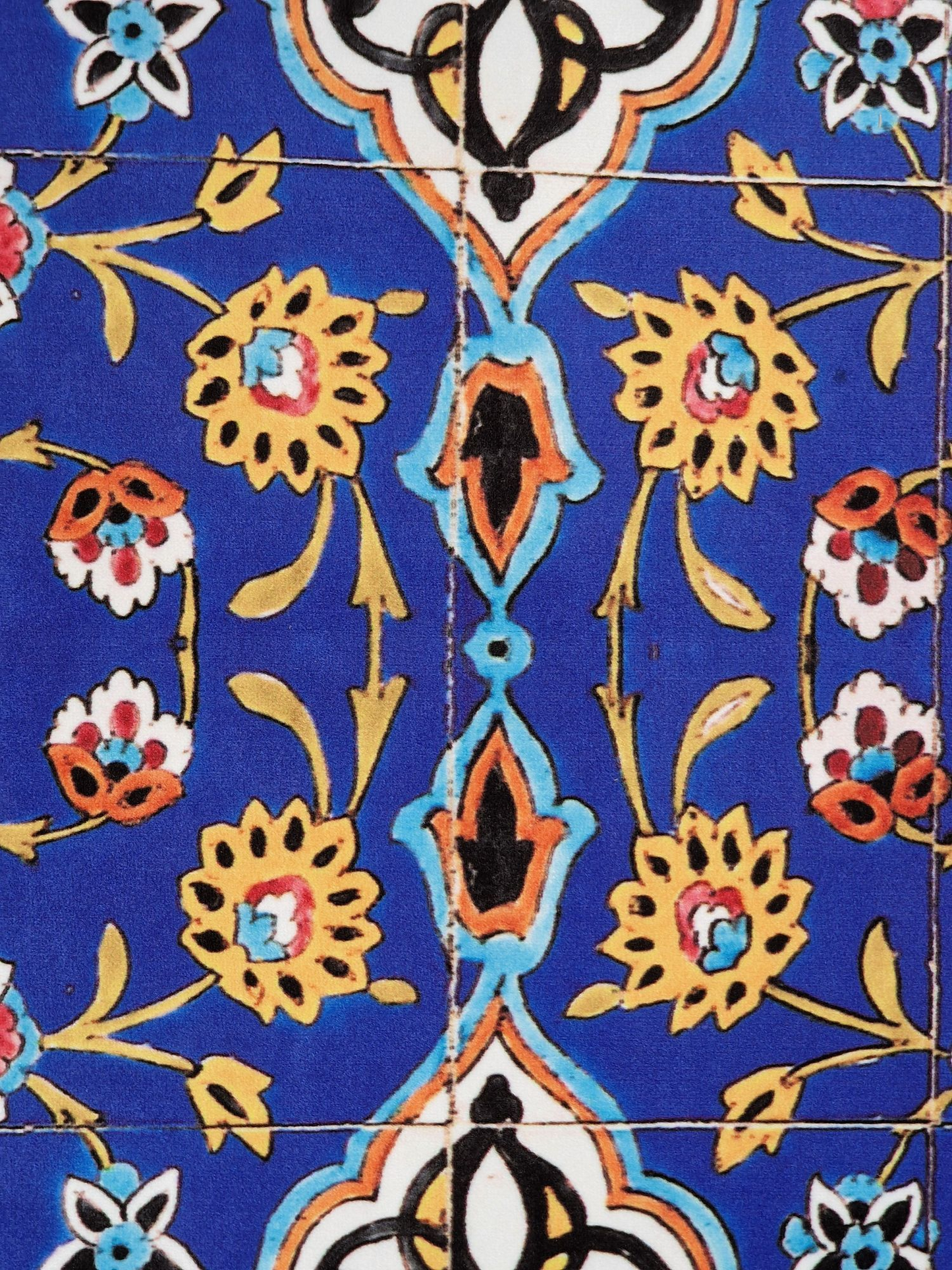 Camino de mesa inspirado en uno de los paneles de azulejos persas con motivos florales e islimi que decoran el Palacio de Golestán, Teherán.