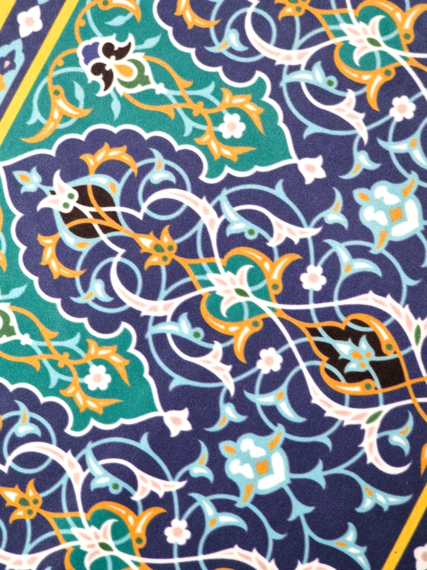 Camino de mesa inspirado en uno de los paneles de azulejos florales persas y de diseño islimi que decoran la Gran Mezquita de Yazd.