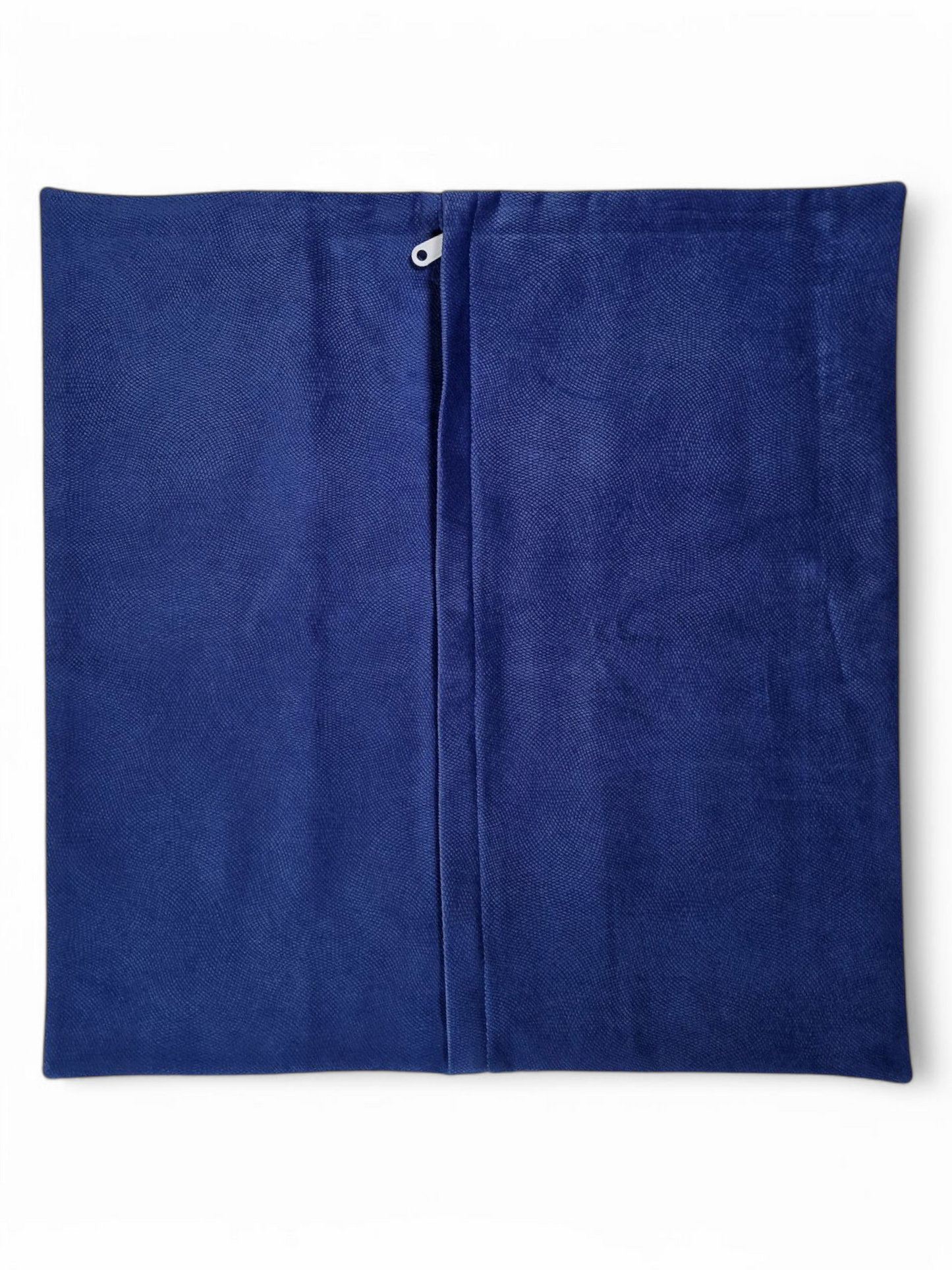 Funda de cojín azul inspirada en uno de los paneles con motivos geométrico-florales que decoran el Palacio de Golestán en Teherán.