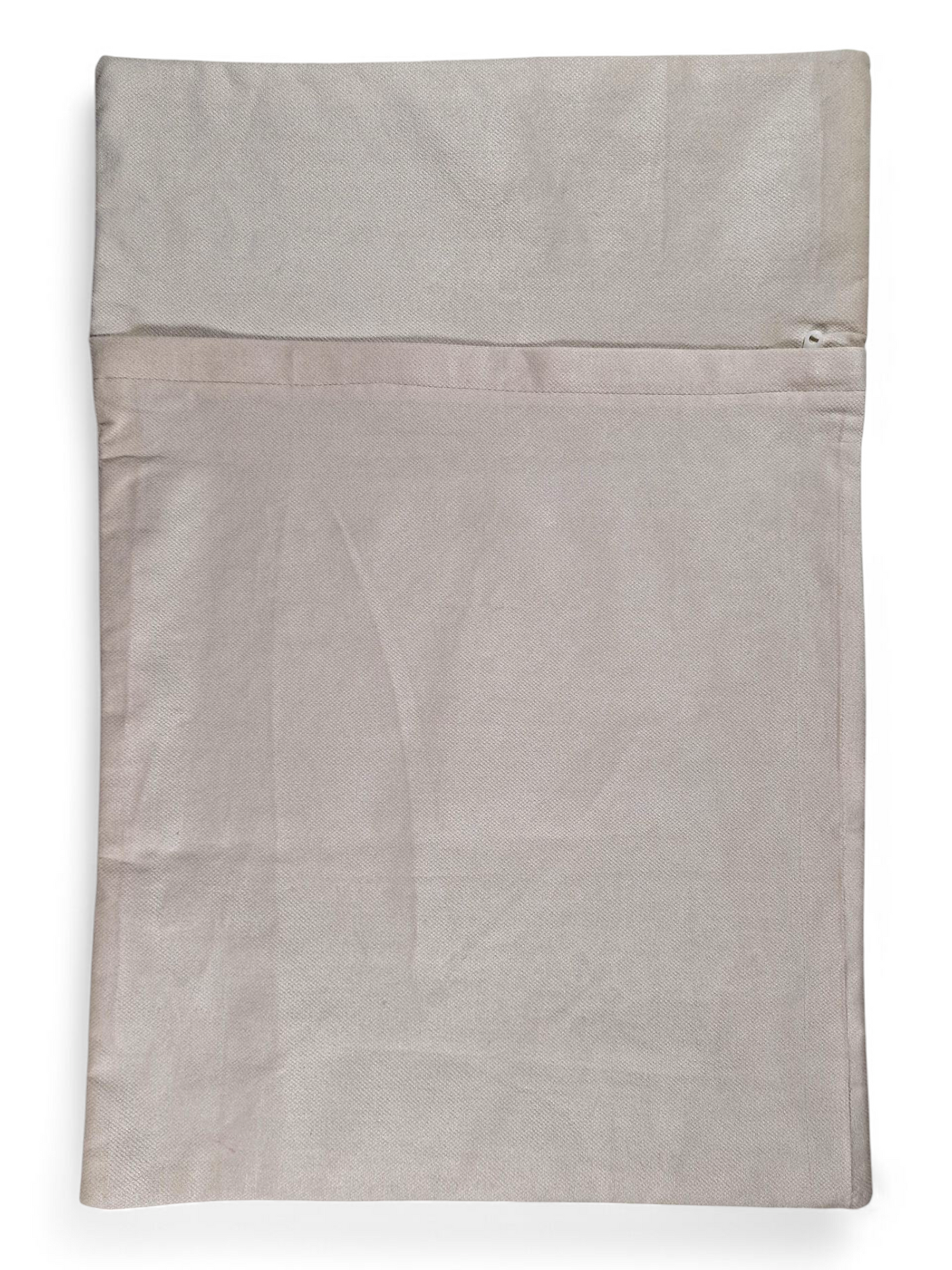 Funda de almohada/cojín elaborada por una joven artista de Kashmar (noreste de Irán), con un diseño inspirado en las ventanas orosí de las casas tradicionales persas.