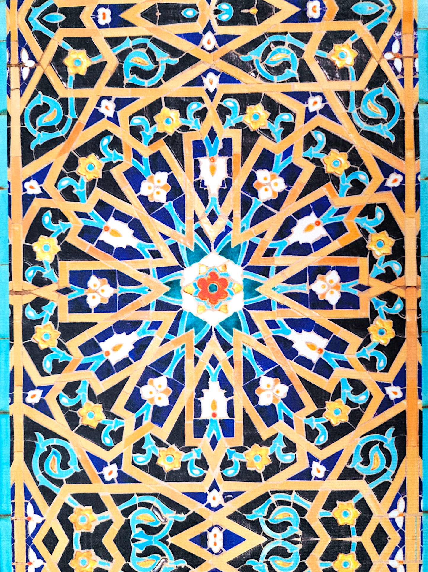 Camino de mesa inspirado en uno de los paneles de azulejos persas que decoran los muros de la antigua Mezquita del Viernes de Yazd.