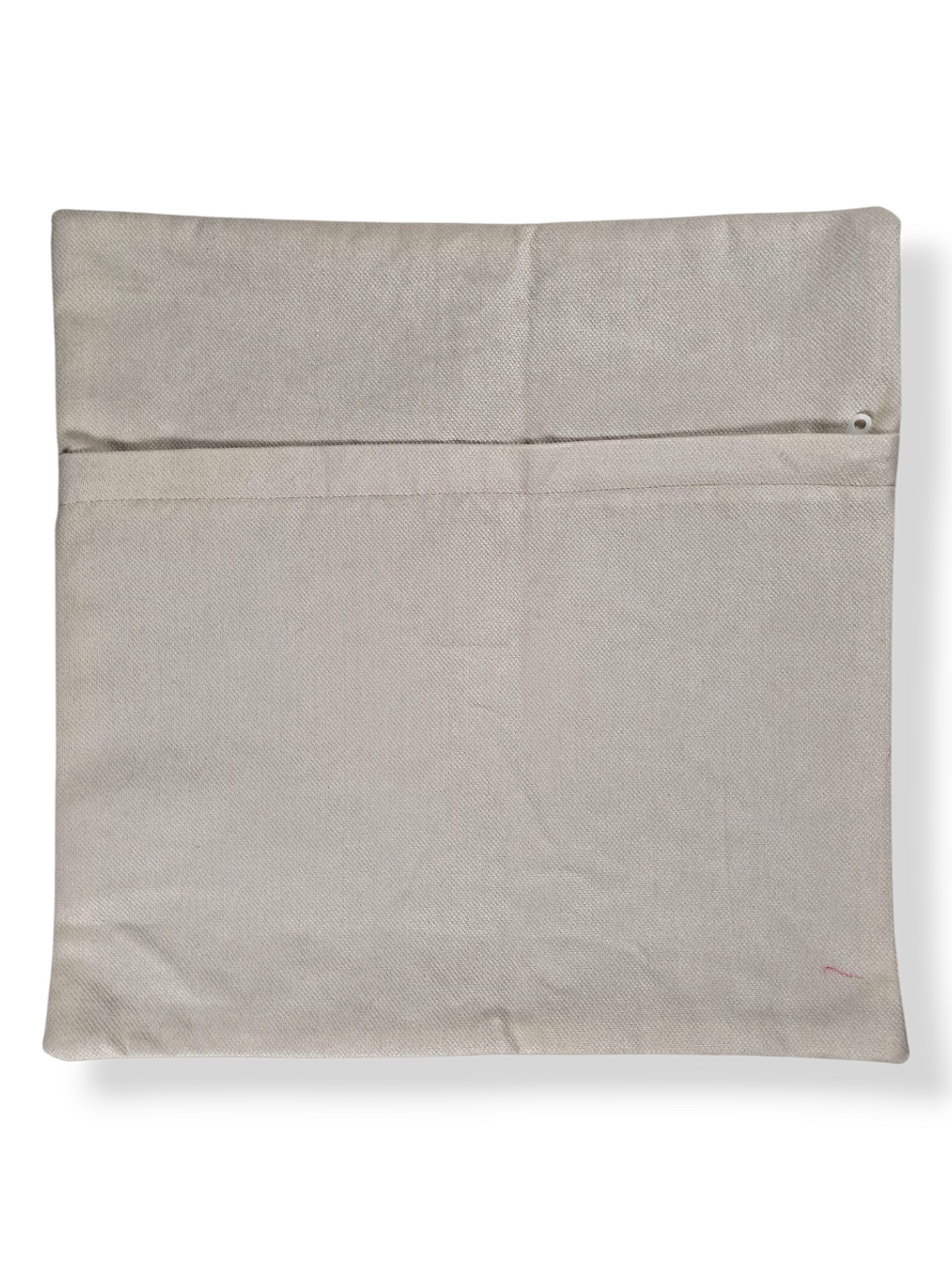 Funda de cojín elaborada por una joven artista de Kashmar (noreste de Irán), con un diseño inspirado en las ventanas orosí de las casas tradicionales persas.