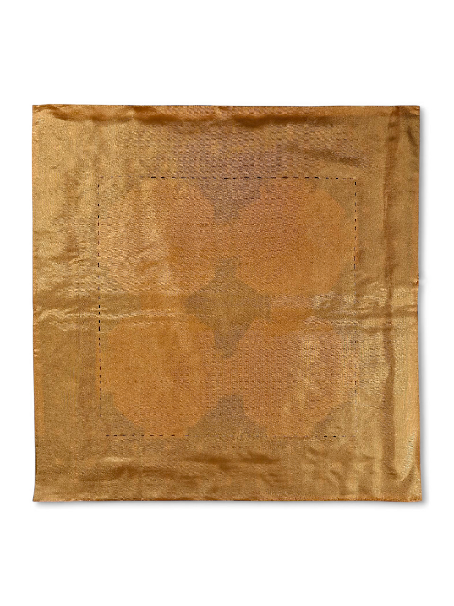 Mantel cuadrado artesanal elaborado por una joven artista de Kashmar (noreste de Irán), con un diseño inspirado en las ventanas orosí de las casas tradicionales persas.