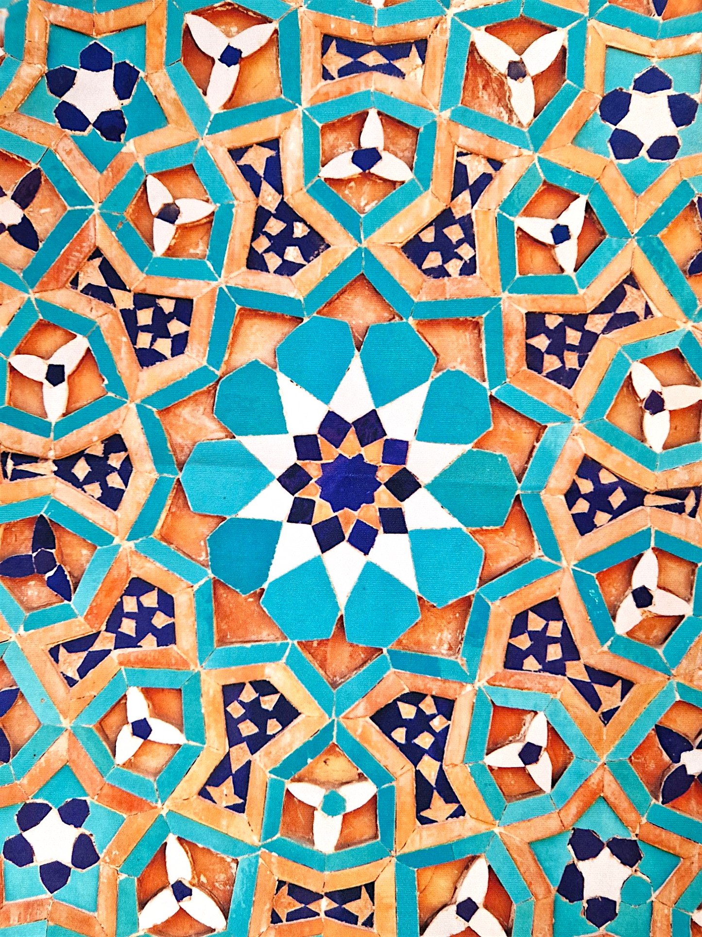 Mantel cuadrado inspirado en uno de los paneles de azulejos persas que decoran los muros de la antigua Mezquita del Viernes de Yazd.