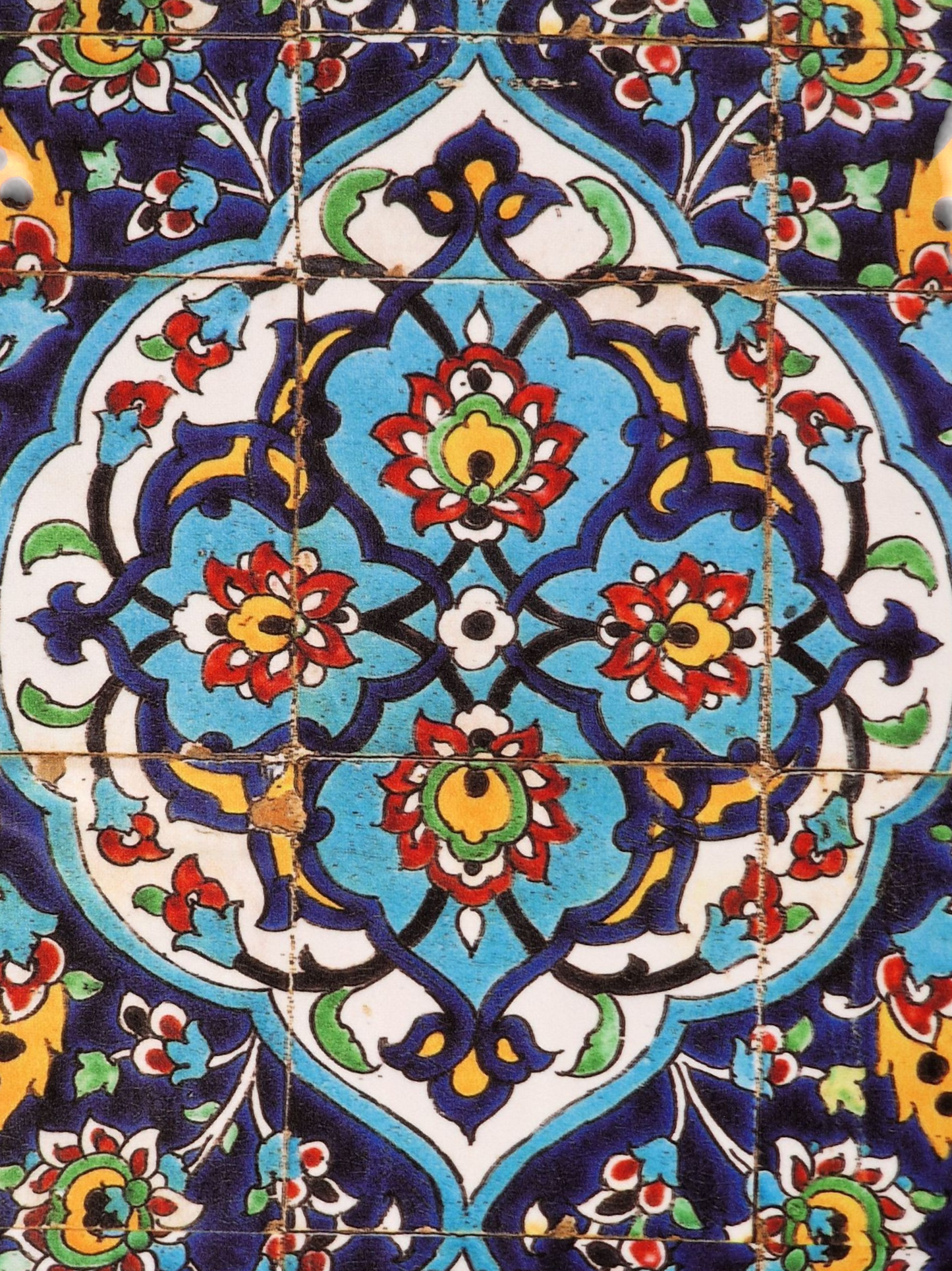 Camino de mesa inspirado en uno de los paneles con motivos geométrico-florales en tonos azules que decoran el Palacio de Golestán, Teherán.