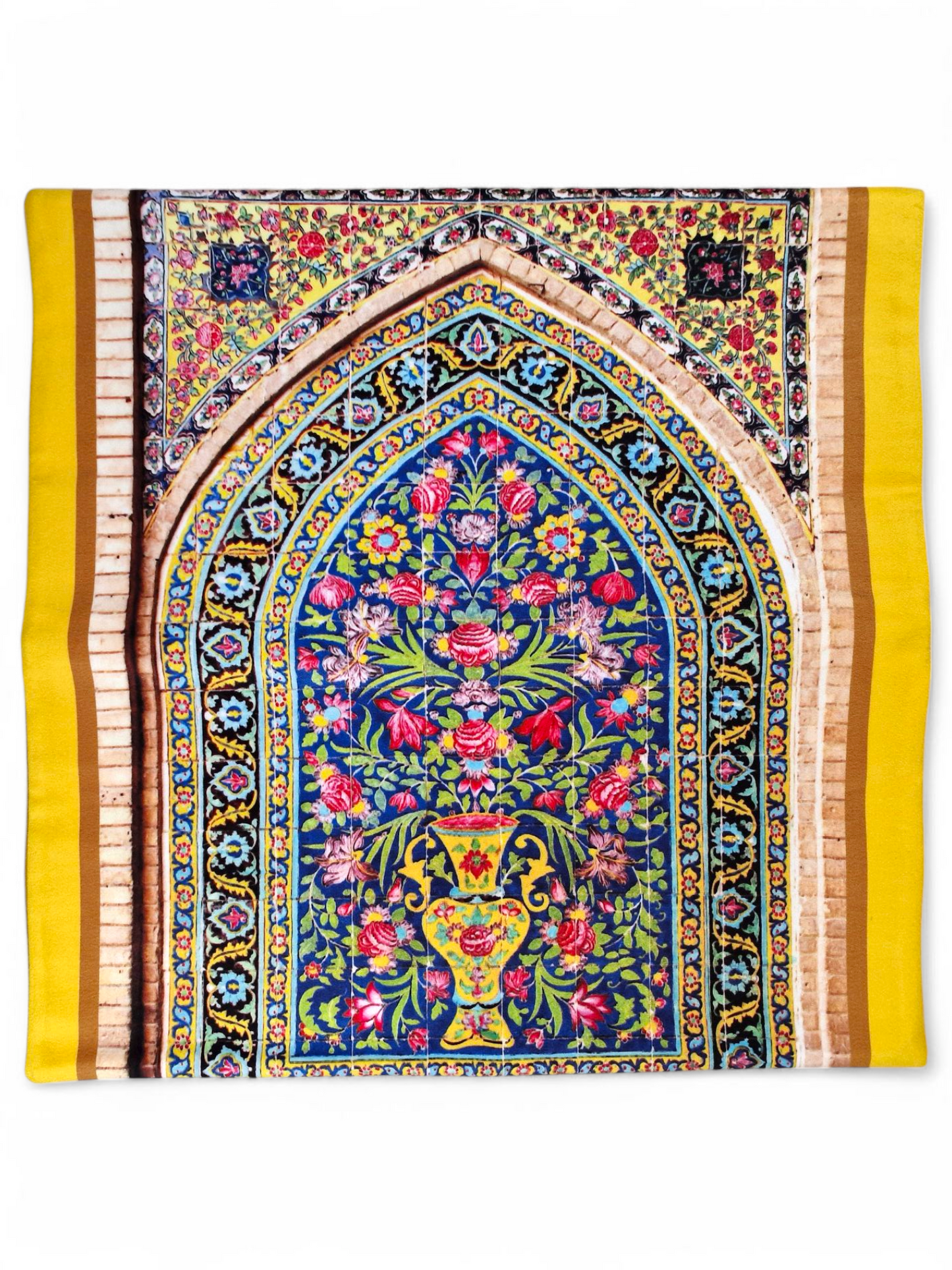 Funda de cojín inspirada en uno de los paneles de azulejos persas que decoran el muro de entrada de la mezquita Agha Bozorg en Kashan.