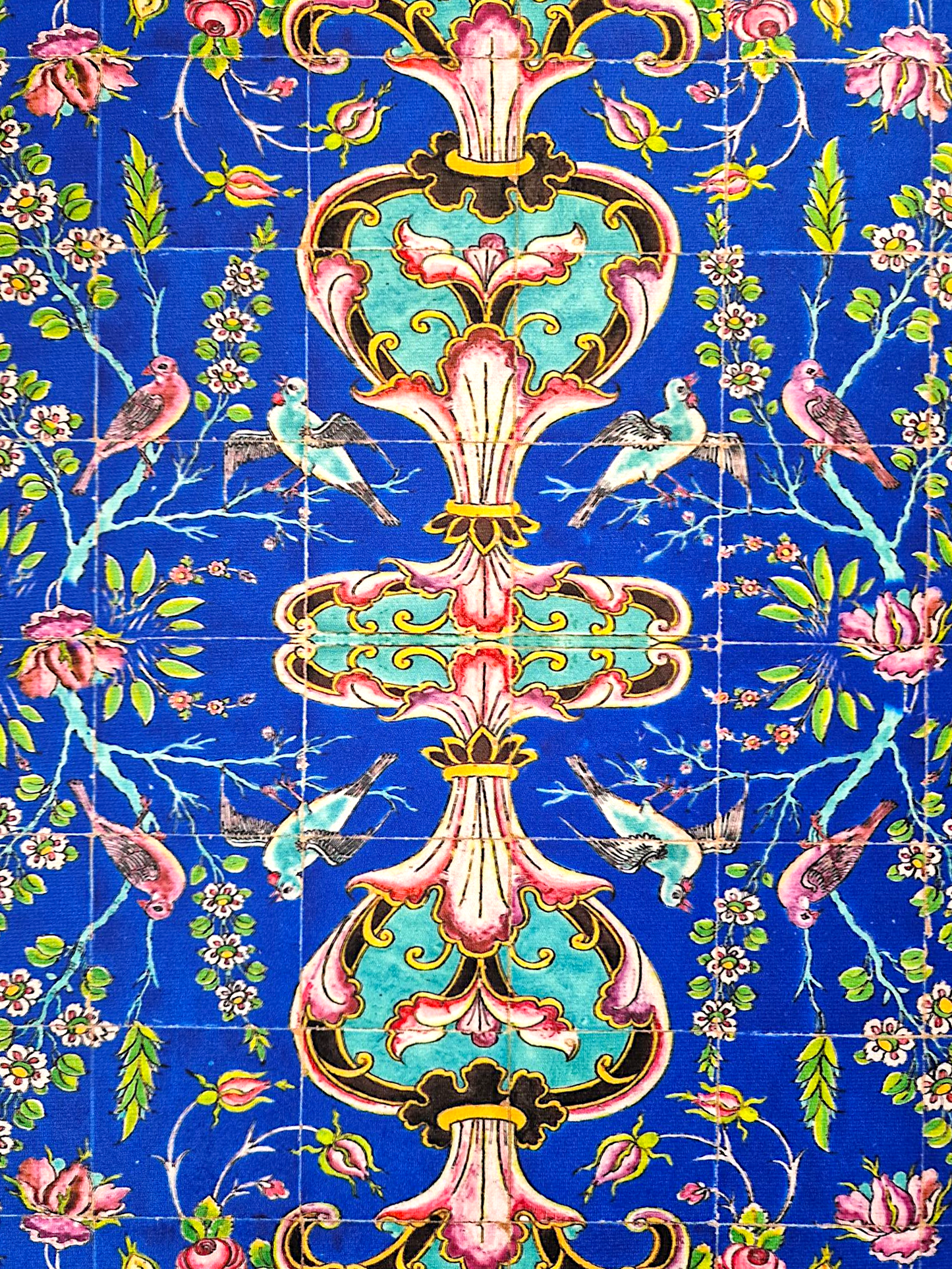 Camino de mesa inspirado en un panel de azulejos persas con flores y pájaros que decora los muros del Palacio de Golestán en Teherán.