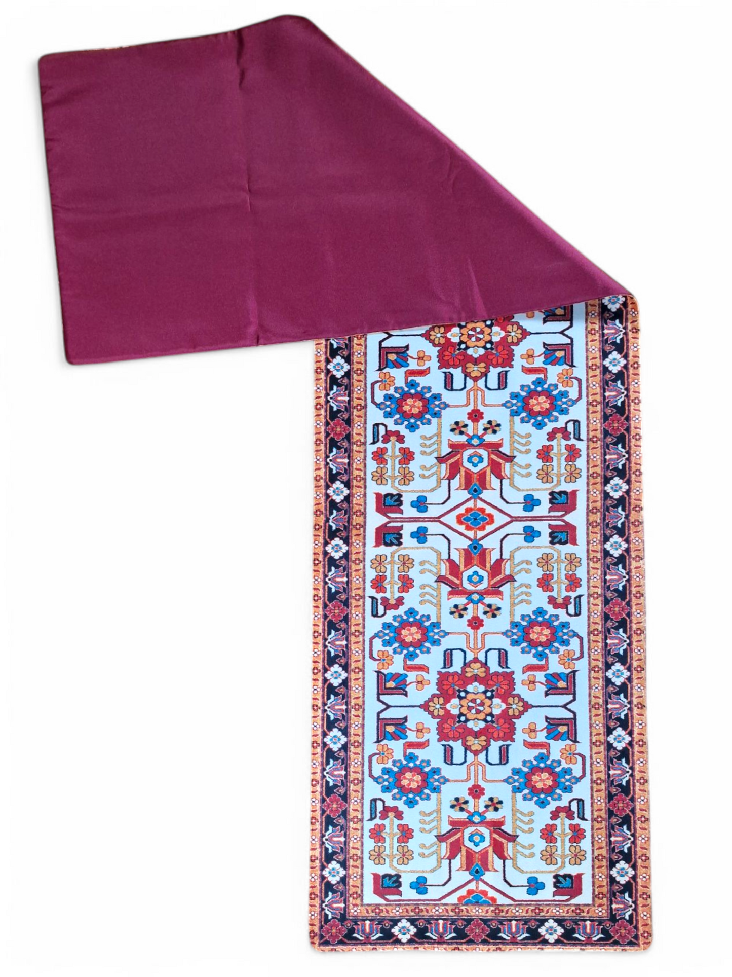 Camino de mesa inspirado en el diseño de un kilim persa con motivos geométricos y colores vivos.