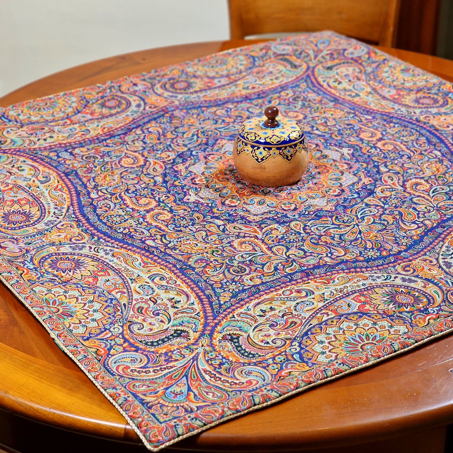 Lujoso mantel decorativo "termeh" con diseño Phenomenon elaborado en seda con 8 colores, un regalo exclusivo del arte persa.