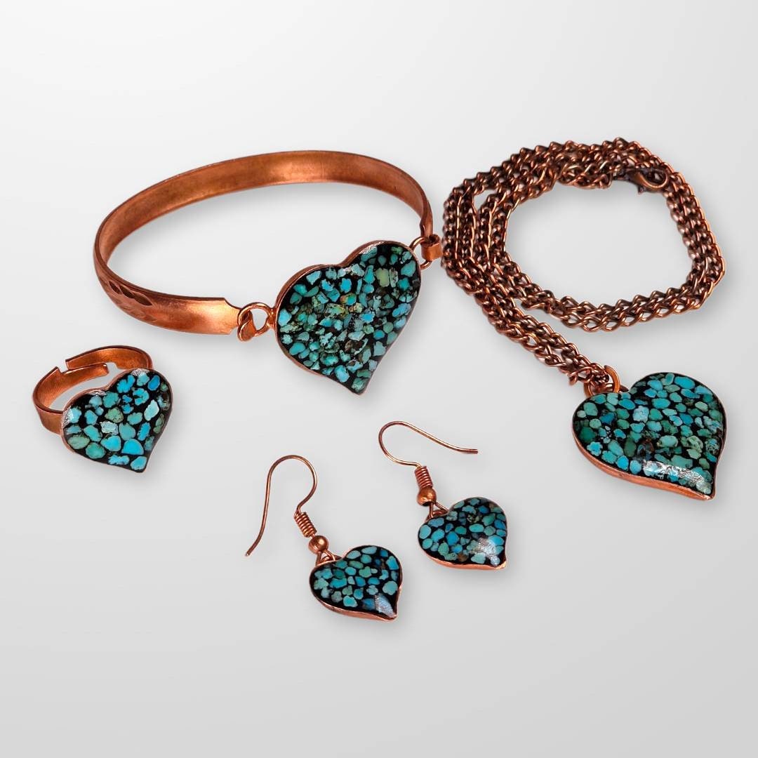 Hermoso set elaborado a mano en cobre con el arte persa del "Firoozeh Koobi" o incrustación de turquesas y un elegante diseño de corazón.