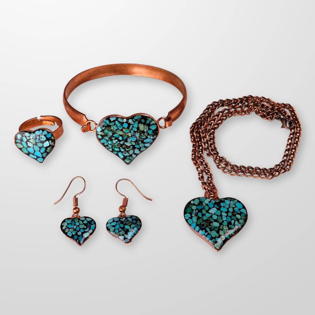 Hermoso set elaborado a mano en cobre con el arte persa del "Firoozeh Koobi" o incrustación de turquesas y un elegante diseño de corazón.