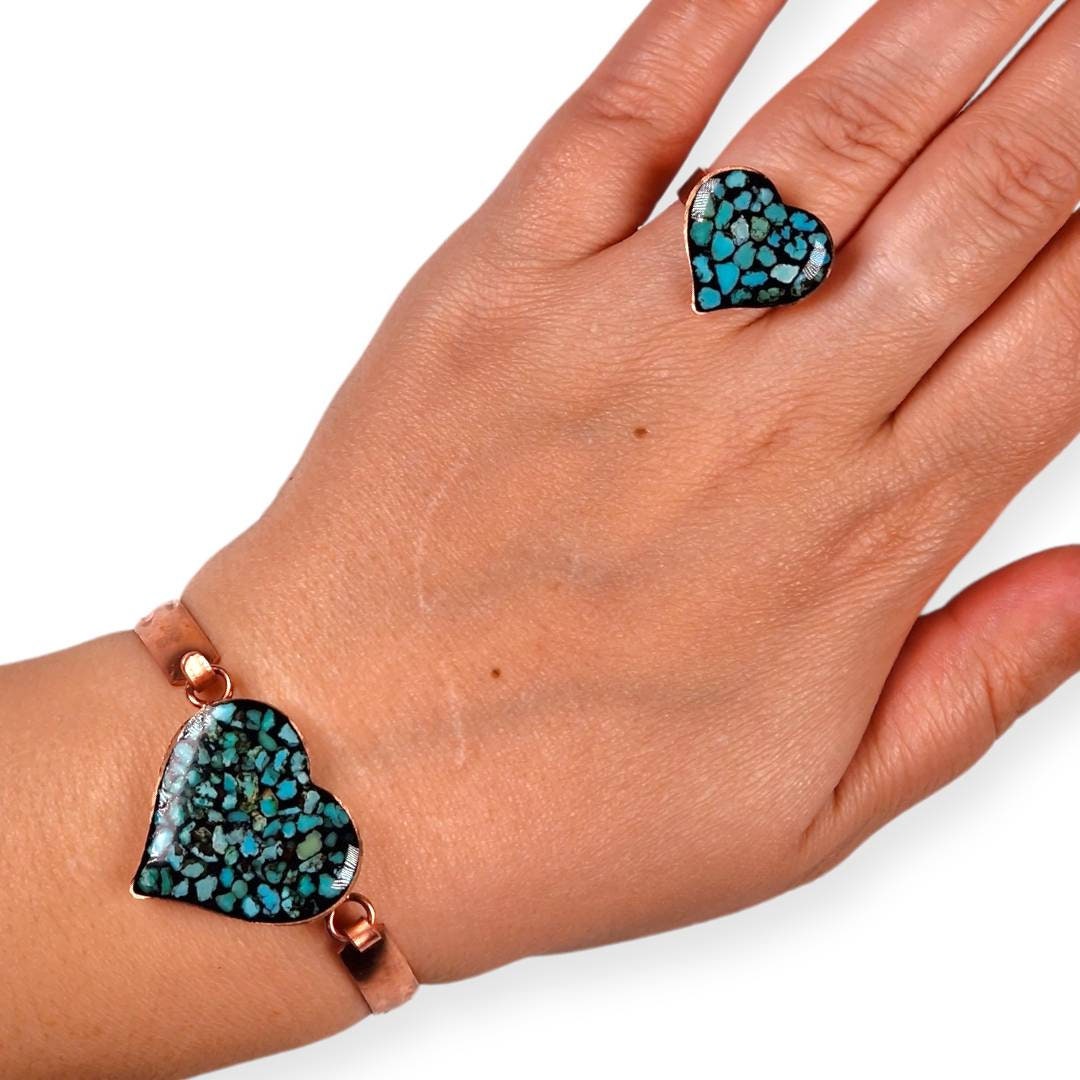 Hermoso set elaborado a mano en cobre con el arte persa del "Firoozeh Koobi" o incrustación de turquesas y un elegante diseño de corazón.