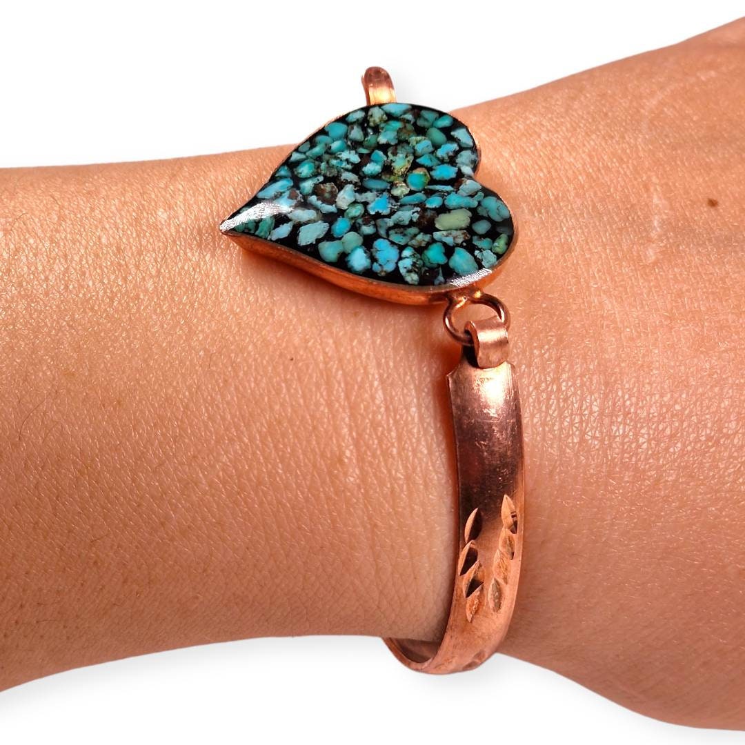 Hermoso set elaborado a mano en cobre con el arte persa del "Firoozeh Koobi" o incrustación de turquesas y un elegante diseño de corazón.