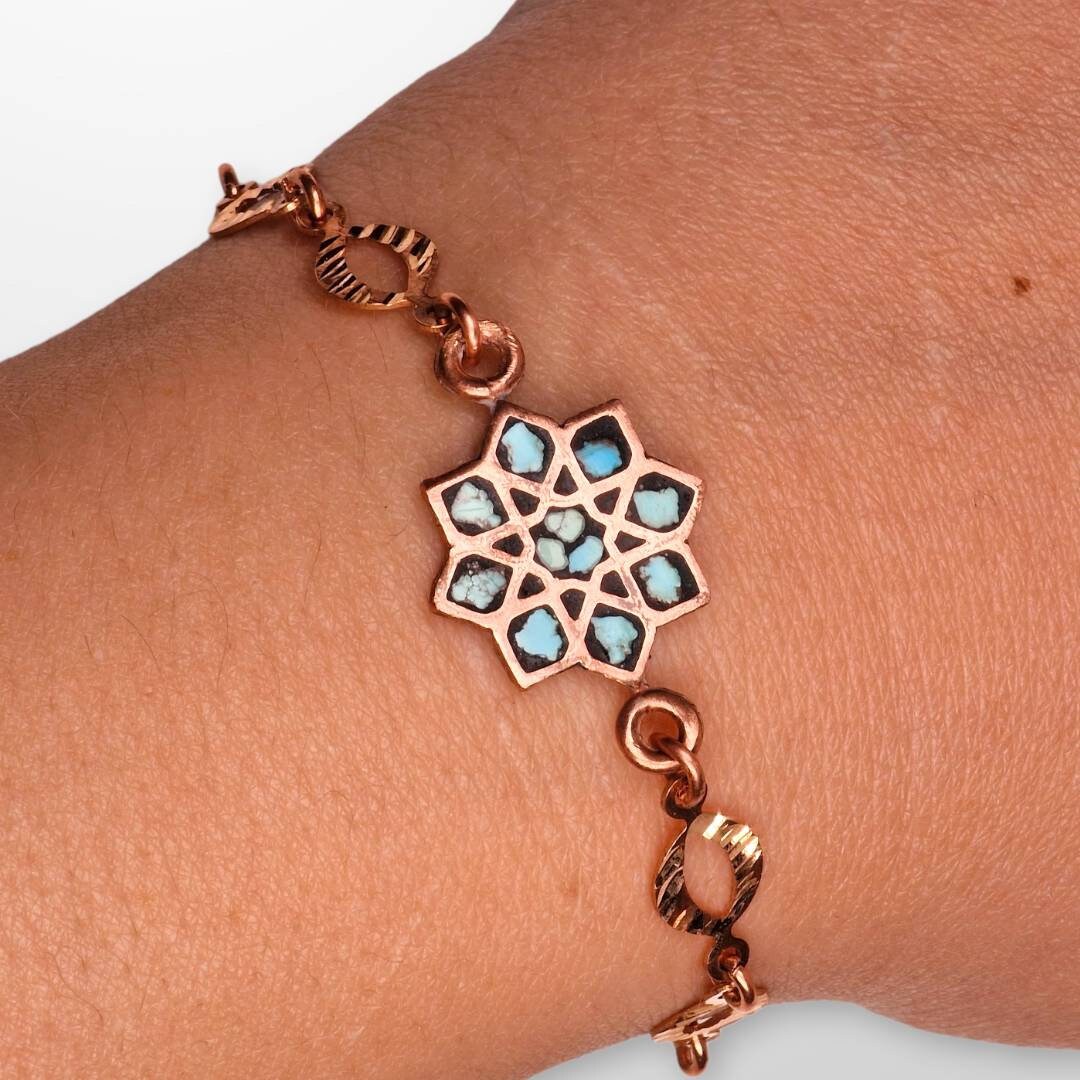 Elegante set elaborado en cobre con el arte persa del "Firoozeh Koobi" o incrustación de turquesas y un diseño de estrella de ocho puntas.