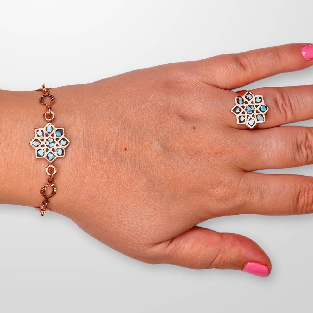 Elegante set elaborado en cobre con el arte persa del "Firoozeh Koobi" o incrustación de turquesas y un diseño de estrella de ocho puntas.