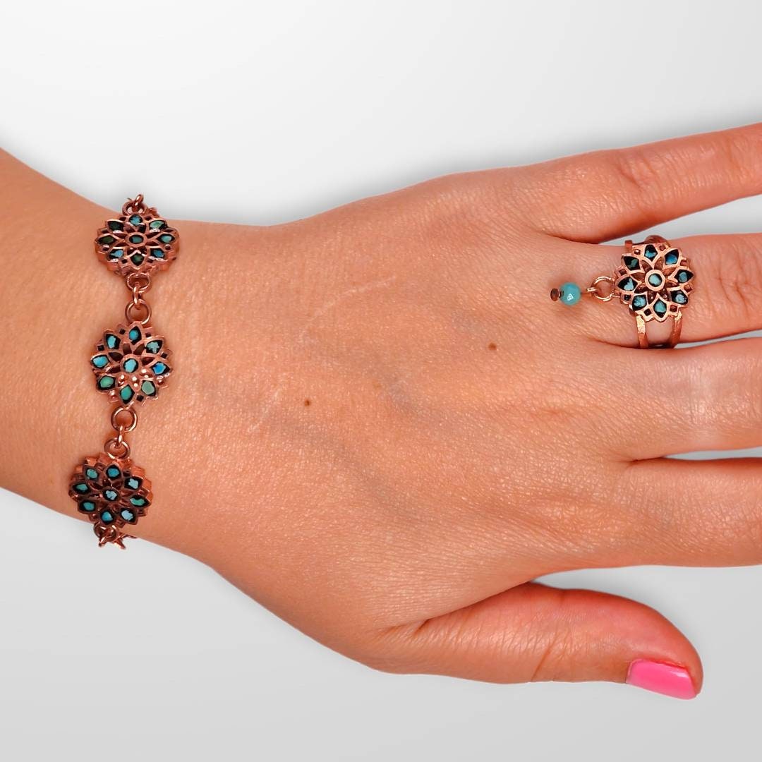 Exclusivo set elaborado a mano en cobre con el arte persa del "Firoozeh Koobi" o incrustación de turquesas y un hermoso diseño floral.