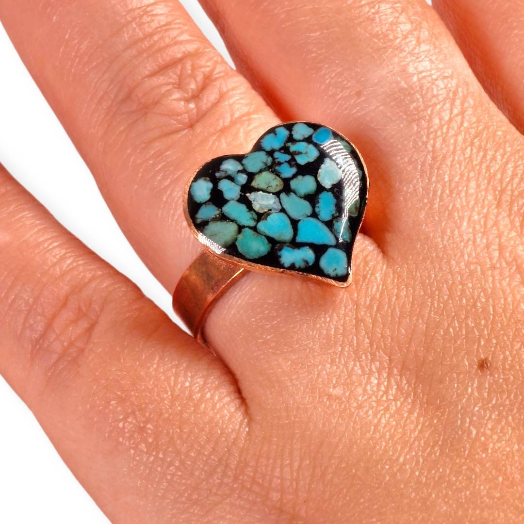 Hermoso set elaborado a mano en cobre con el arte persa del "Firoozeh Koobi" o incrustación de turquesas y un elegante diseño de corazón.