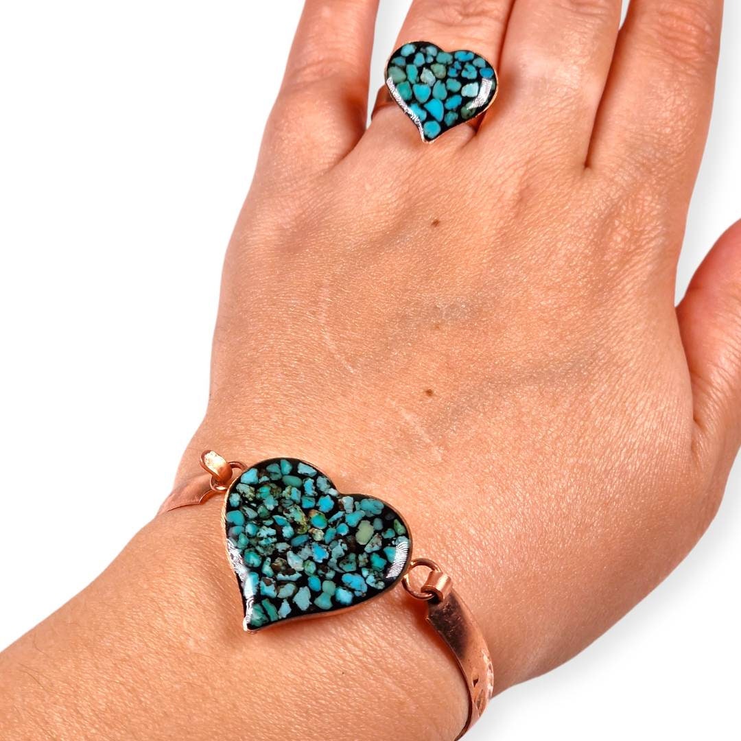Hermoso set elaborado a mano en cobre con el arte persa del "Firoozeh Koobi" o incrustación de turquesas y un elegante diseño de corazón.