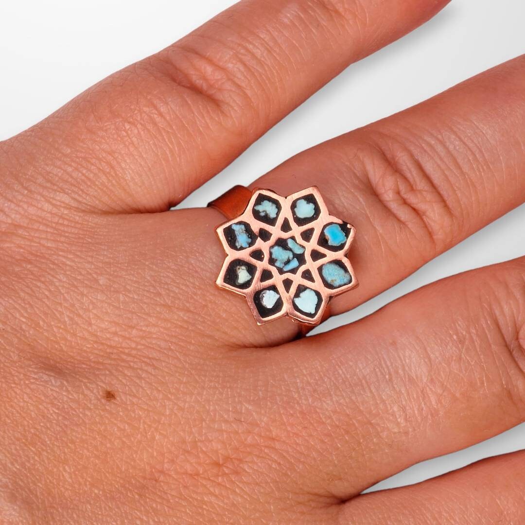 Elegante set elaborado en cobre con el arte persa del "Firoozeh Koobi" o incrustación de turquesas y un diseño de estrella de ocho puntas.
