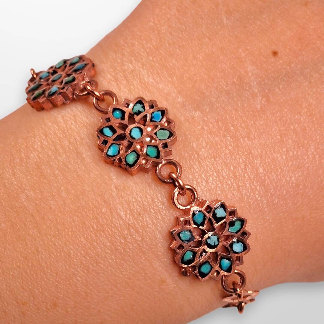 Exclusivo set elaborado a mano en cobre con el arte persa del "Firoozeh Koobi" o incrustación de turquesas y un hermoso diseño floral.