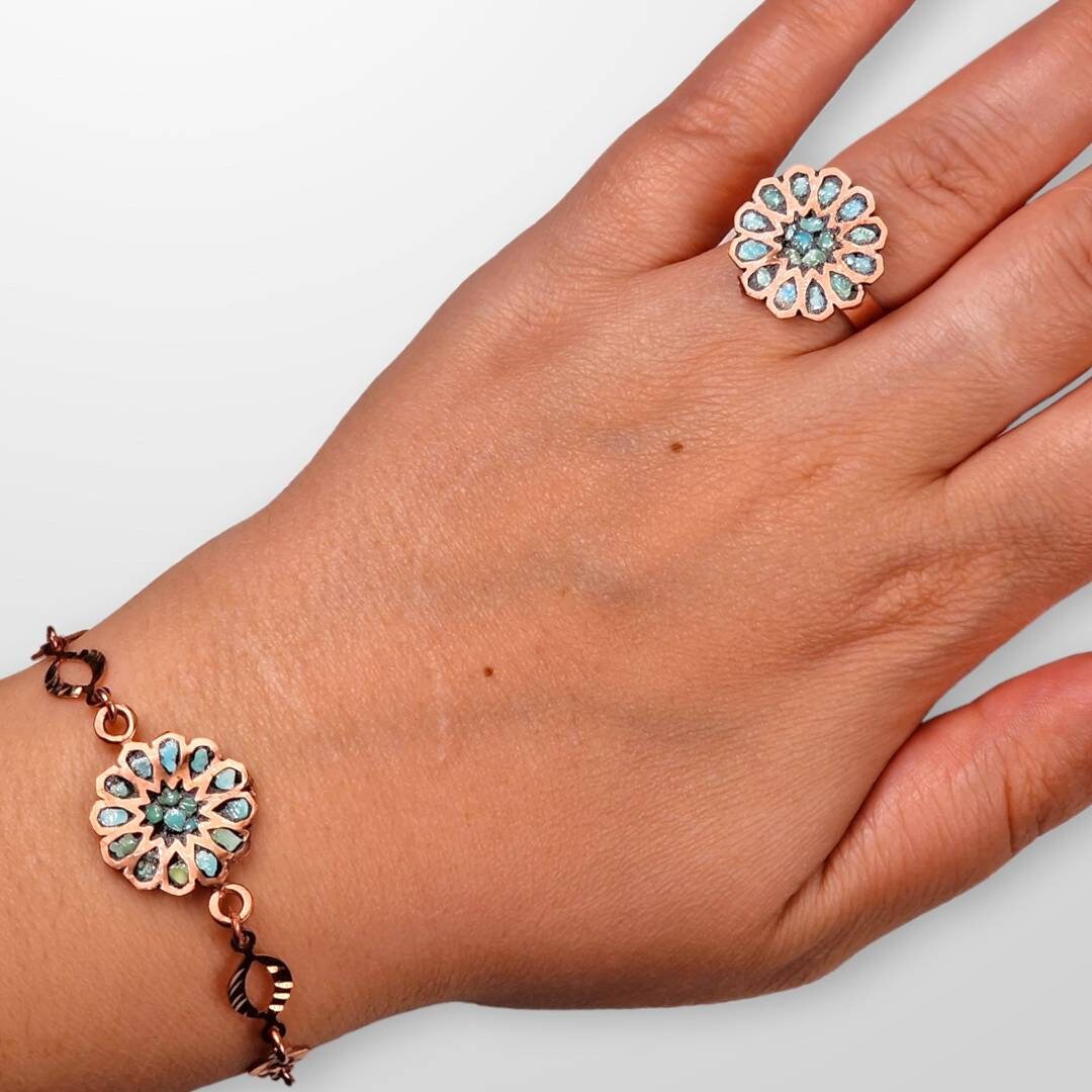 Hermoso set elaborado a mano en cobre con el arte persa del "Firoozeh Koobi" o incrustación de turquesas y un delicado diseño floral.