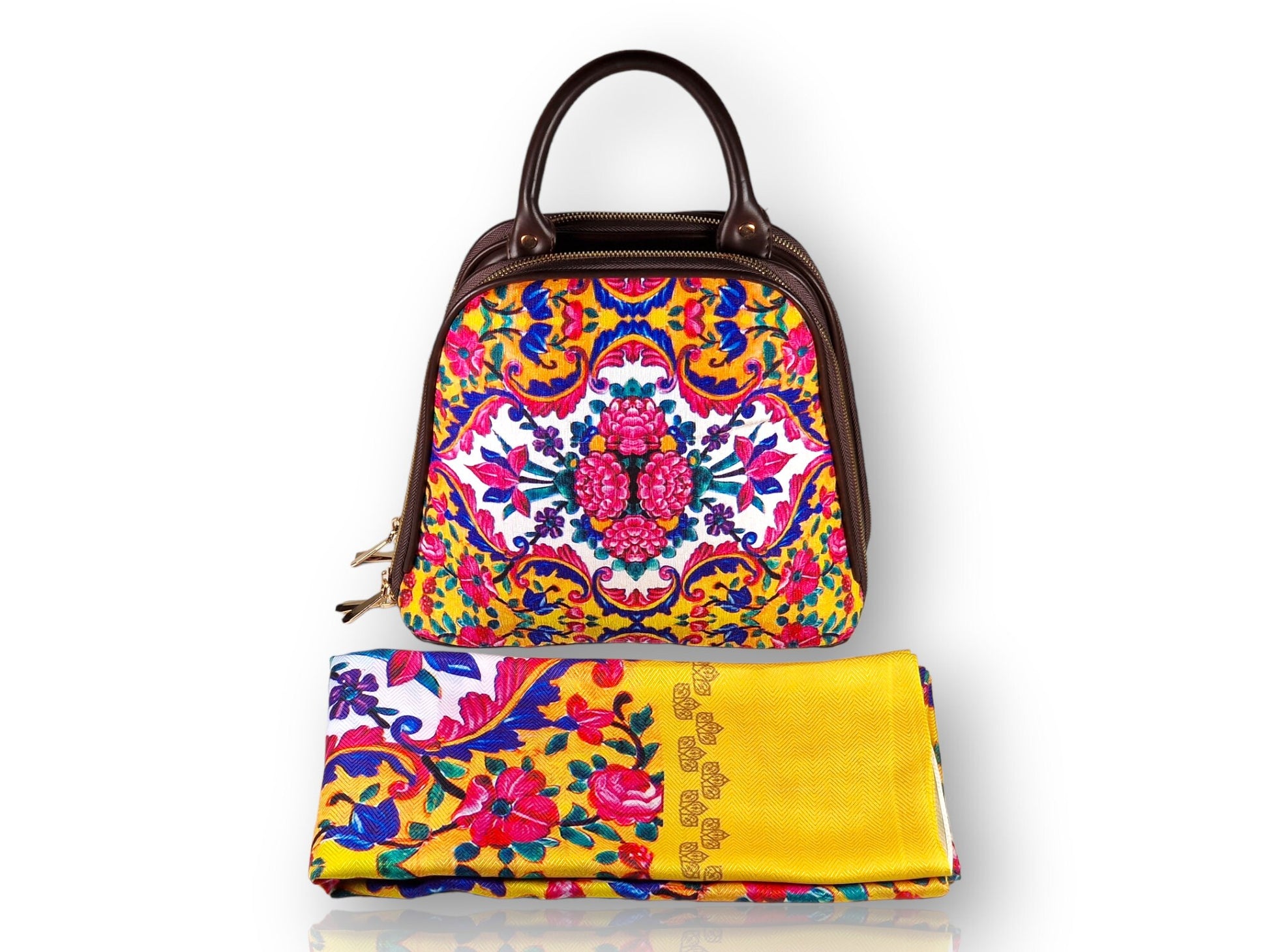 Mochila de cuero sintético marrón con asa y pañuelo cuadrado a juego,ambos inspirados en los azulejos de la mezquita Nasir ol Molk de Shiraz