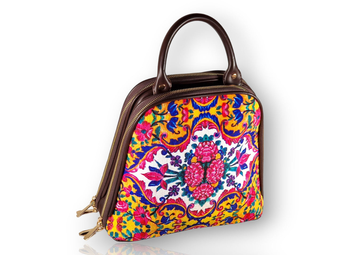 Mochila de cuero sintético marrón con asa y pañuelo cuadrado a juego,ambos inspirados en los azulejos de la mezquita Nasir ol Molk de Shiraz