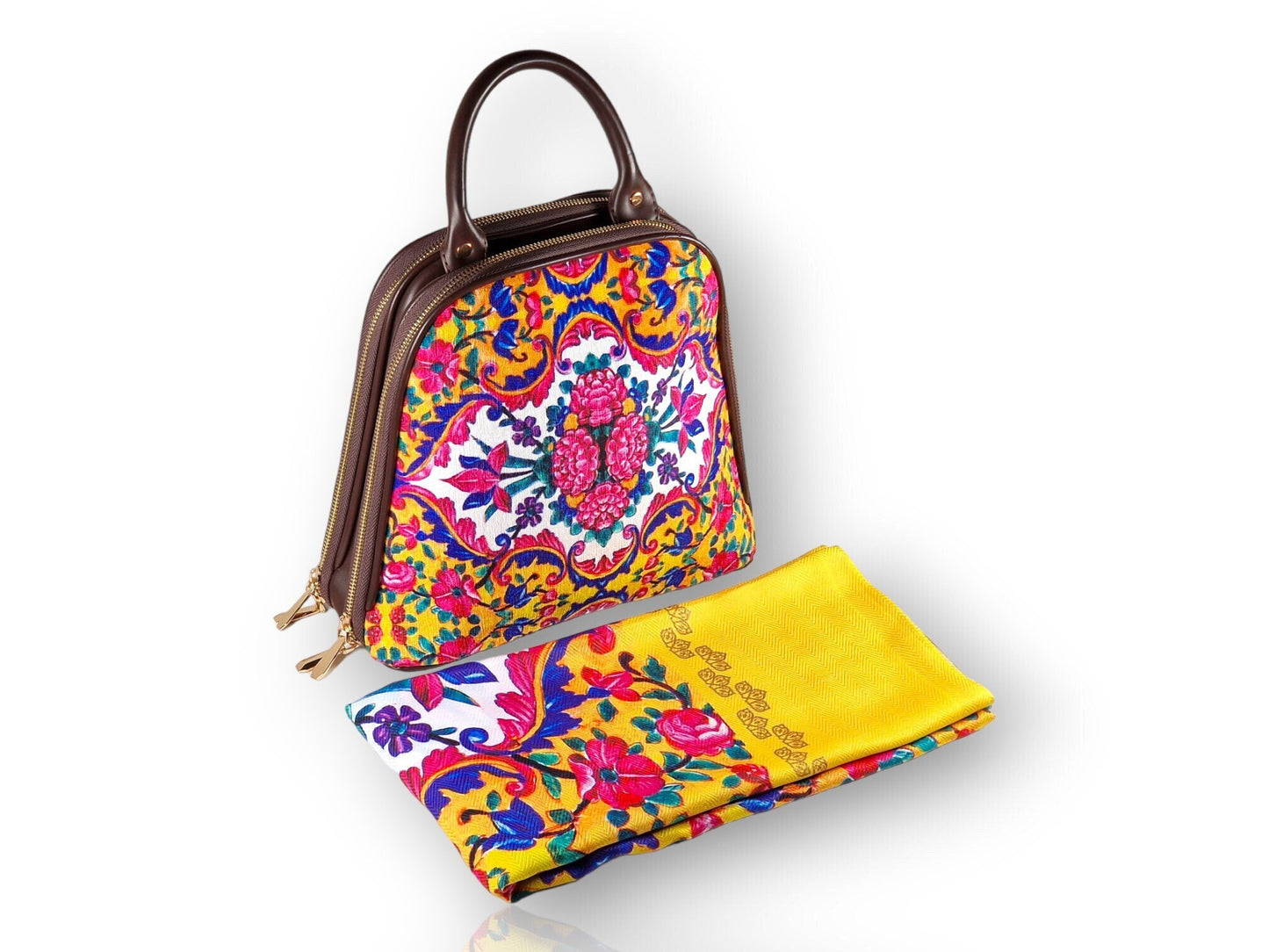 Mochila de cuero sintético marrón con asa y pañuelo cuadrado a juego,ambos inspirados en los azulejos de la mezquita Nasir ol Molk de Shiraz