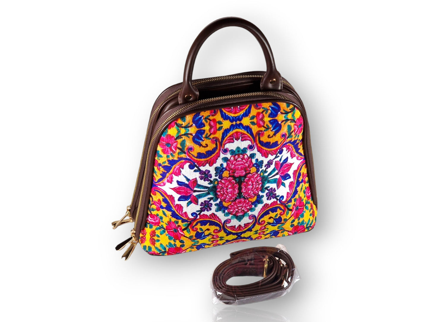Mochila de cuero sintético marrón con asa y pañuelo cuadrado a juego,ambos inspirados en los azulejos de la mezquita Nasir ol Molk de Shiraz