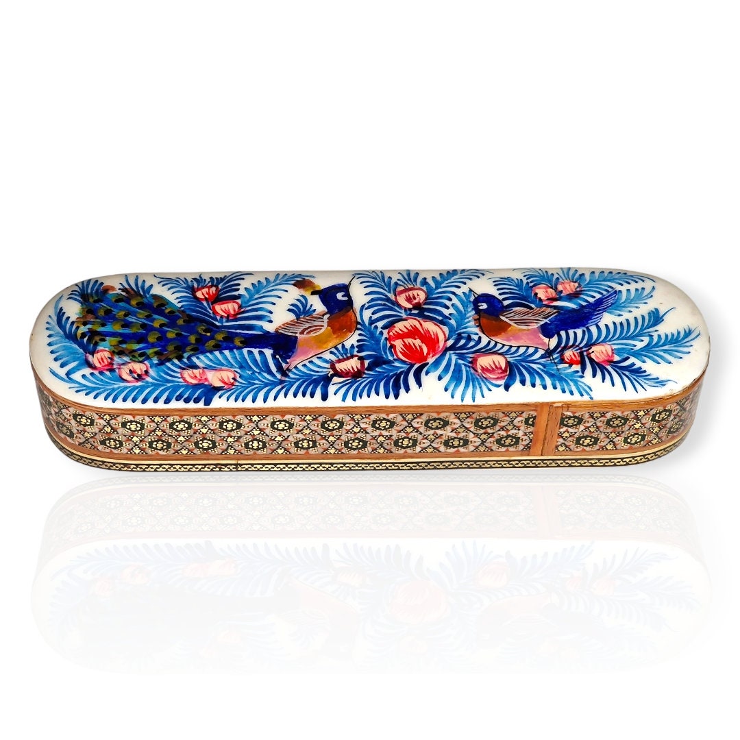 Estuche de bolígrafos de madera con marquetería o "khatam kari" persa pintado a mano con un hermoso diseño en miniatura de flores y pájaros.