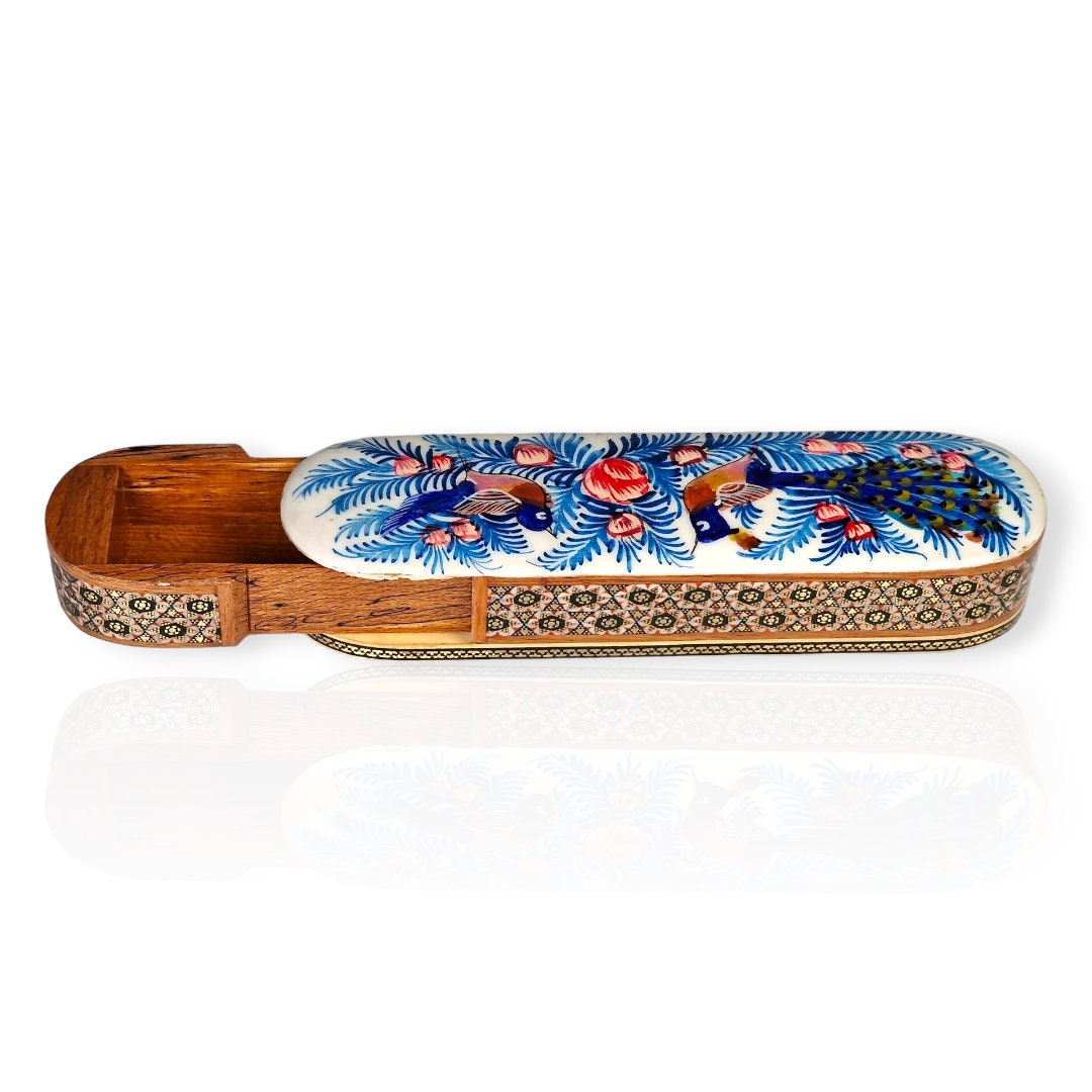 Estuche de bolígrafos de madera con marquetería o "khatam kari" persa pintado a mano con un hermoso diseño en miniatura de flores y pájaros.