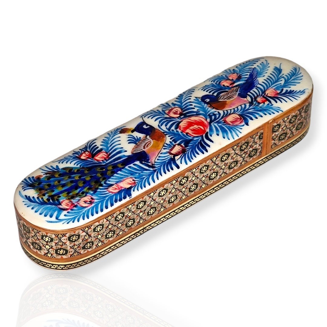 Estuche de bolígrafos de madera con marquetería o "khatam kari" persa pintado a mano con un hermoso diseño en miniatura de flores y pájaros.